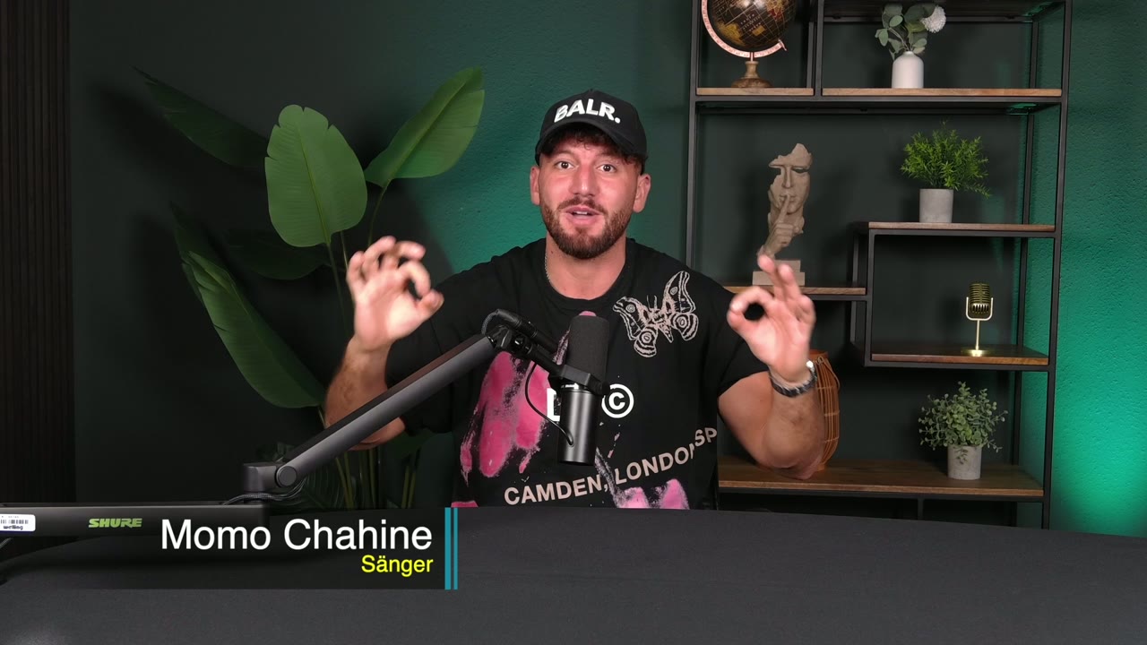Sänger Momo Chahine im AREO Podcast Studio Düsseldorf