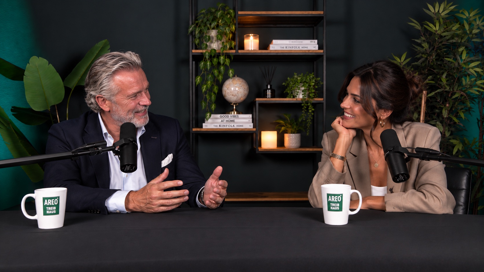 Interview-Situation für einen Unternehmenspodcast im AREO Podcast Studio Düsseldorf